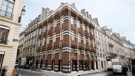 Find Burberry Stores in Paris, France .